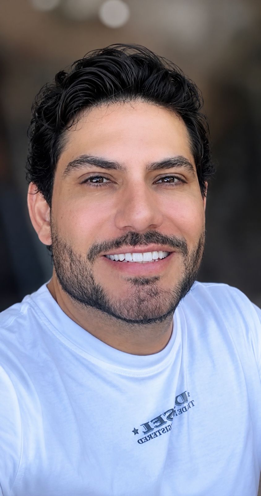 Resultado em retrato frontal sem óculos, destacando o cabelo e a barba.